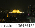 東南アジア最大のイストゥクラル・モスクとジャカルタの夜景 136426482