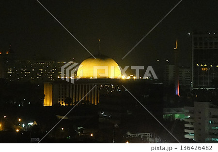 東南アジア最大のイストゥクラル・モスクとジャカルタの夜景 東南アジア最大のイストゥクラル・モスクとジャカルタの夜景 136426482