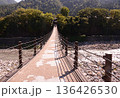 山間に架かる古びた吊り橋と渓谷の風景 136426530