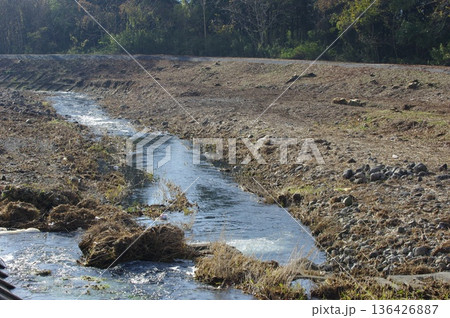 河川の草木を刈りはらって熊の徘徊を予防する様子 136426887