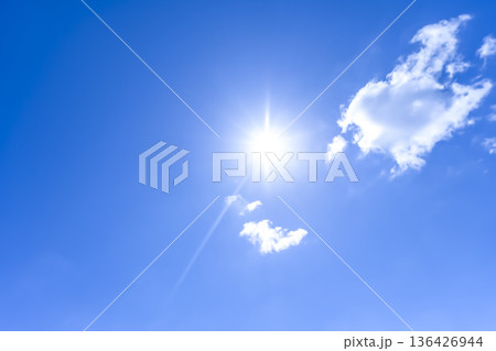 夏の空　太陽と雲　横浜 136426944