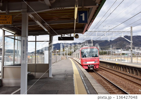 豊川市　名電赤坂駅プのラットホームと車両 136427048