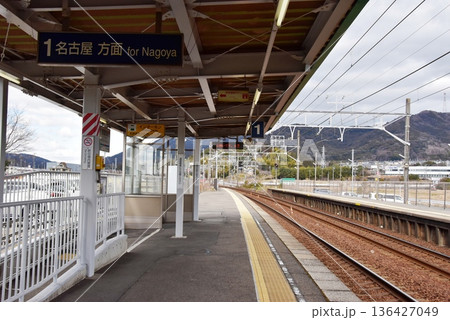 豊川市　名電赤坂駅のプラットホーム 136427049