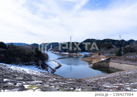 渇水であらわになった湖岸に雪が積もった奈良布目ダム 僅かに残った湖面に空を映す布目湖 渇水であらわになった湖岸に雪が積もった奈良布目ダム 僅かに残った湖面に空を映す布目湖 136427084