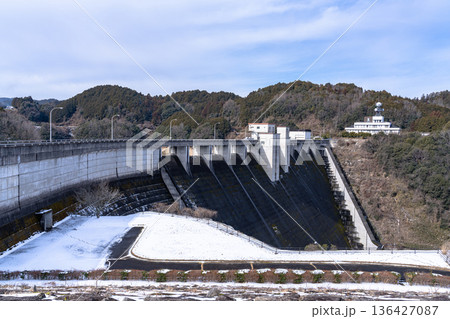 渇水であらわになった湖岸に雪が積もった奈良布目ダム 北側から見たダム堰堤① 渇水であらわになった湖岸に雪が積もった奈良布目ダム 北側から見たダム堰堤① 136427087