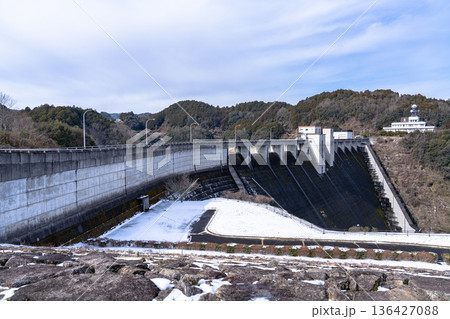 渇水であらわになった湖岸に雪が積もった奈良布目ダム 北側から見たダム堰堤② 渇水であらわになった湖岸に雪が積もった奈良布目ダム 北側から見たダム堰堤② 136427088