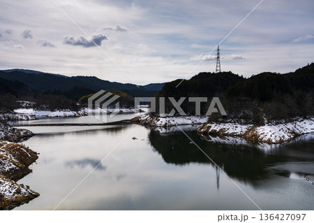 渇水であらわになった湖岸に雪が積もった奈良布目ダム　堰堤中ほどから見た布目湖②　 136427097