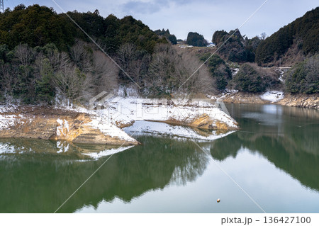 渇水であらわになった湖岸に雪が積もった奈良布目ダム 剝き出しの護岸と積もった雪③ 渇水であらわになった湖岸に雪が積もった奈良布目ダム 剝き出しの護岸と積もった雪③ 136427100