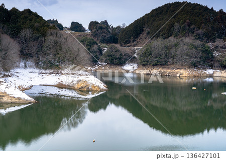 渇水であらわになった湖岸に雪が積もった奈良布目ダム 剝き出しの護岸と積もった雪④ 渇水であらわになった湖岸に雪が積もった奈良布目ダム 剝き出しの護岸と積もった雪④ 136427101