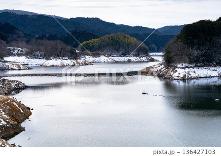 渇水であらわになった湖岸に雪が積もった奈良布目ダム 剝き出しの護岸と積もった雪➅ 渇水であらわになった湖岸に雪が積もった奈良布目ダム 剝き出しの護岸と積もった雪➅ 136427103