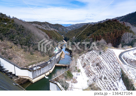 渇水であらわになった湖岸に雪が積もった奈良布目ダム　川の水量を保つ為放水を続ける布目ダム　 136427104