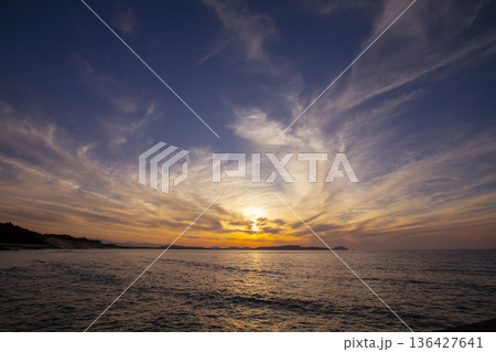 福岡市奈多の海岸から見た志賀島の向こうに沈む夕日(雁ノ巣砂丘) 福岡市奈多の海岸から見た志賀島の向こうに沈む夕日(雁ノ巣砂丘) 136427641