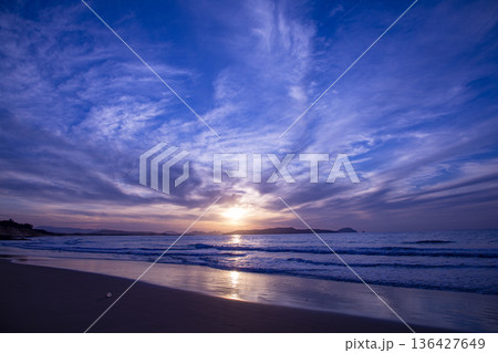 福岡市奈多の海岸から見た志賀島の向こうに沈む夕日（雁ノ巣砂丘） 136427649
