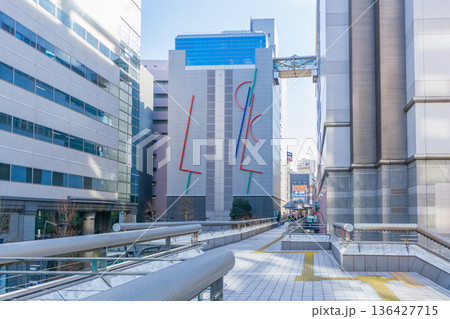 東京都の都市風景　立川駅北口ビル街 136427715