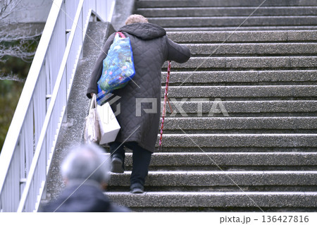日本の横浜都市景観階段を上るのもひと苦労…段差や起伏…高齢化社会　杖の高齢女性＝横浜市内 136427816
