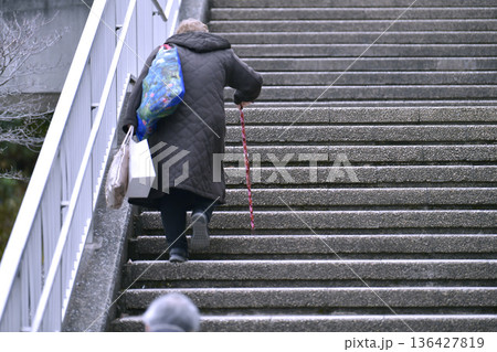 日本の横浜都市景観階段を上るのもひと苦労…段差や起伏…高齢化社会　杖の高齢女性＝横浜市内 136427819