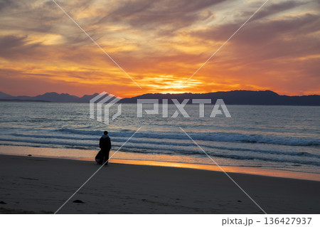 志賀島の向こうに沈む美しい夕日(福岡市雁ノ巣砂丘) 志賀島の向こうに沈む美しい夕日(福岡市雁ノ巣砂丘) 136427937