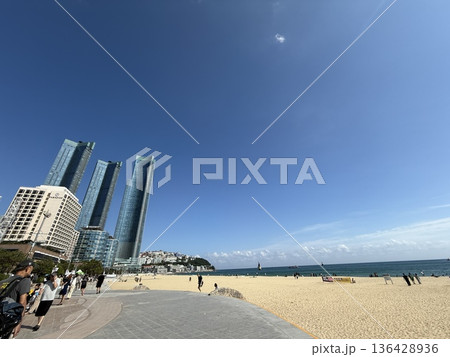 韓国釜山の海辺 海雲台ビーチ 136428936
