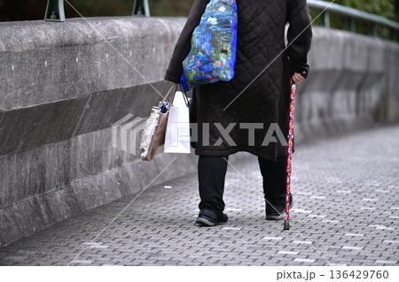 日本の横浜都市景観下り坂…階段の次は急な下り坂…高齢化社会　杖の高齢女性＝横浜市内 136429760