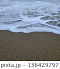 砂浜に打ち寄せる泡と波 136429797