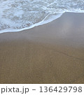 浜に広がる斜めの波 136429798