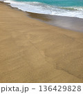 浜に打ち寄せる斜めの波 136429828