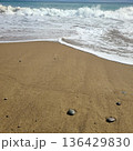 砂浜に打ち寄せる波と石 136429830