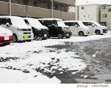 雪の日の駐車場 136430004