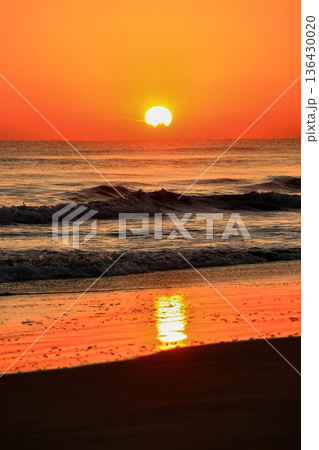 冬の鹿島灘に昇る朝陽… 【須田浜海岸】から眺める太平洋の『日の出』 冬の鹿島灘に昇る朝陽… 【須田浜海岸】から眺める太平洋の『日の出』 136430020