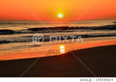 冬の鹿島灘に昇る朝陽… 【須田浜海岸】から眺める太平洋の『日の出』 冬の鹿島灘に昇る朝陽… 【須田浜海岸】から眺める太平洋の『日の出』 136430024
