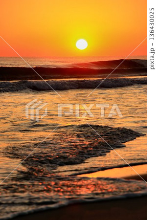 冬の鹿島灘に昇る朝陽… 【須田浜海岸】から眺める太平洋の『日の出』 136430025