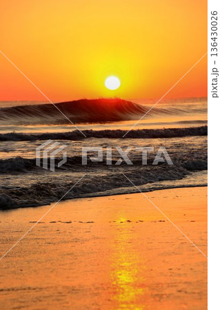冬の鹿島灘に昇る朝陽… 【須田浜海岸】から眺める太平洋の『日の出』 冬の鹿島灘に昇る朝陽… 【須田浜海岸】から眺める太平洋の『日の出』 136430026