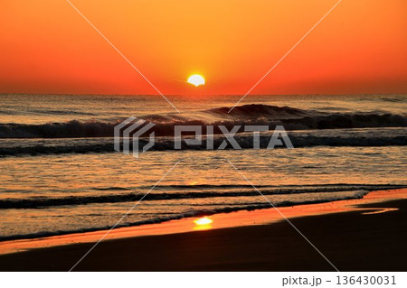 冬の鹿島灘に昇る朝陽… 【須田浜海岸】から眺める太平洋の『日の出』 136430031