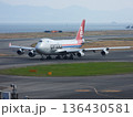 大型貨物機のタキシング　出発 136430581