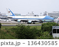 滑走路へ移動する大統領機 136430585