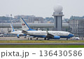 空港に並ぶ政府専用機 136430586