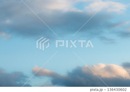 夕暮れの青空と光を受けた雲 背景素材 136430602