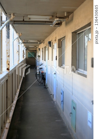 公団住宅の開放廊下　イメージ 136430685