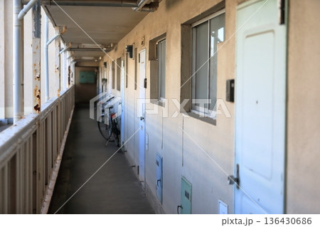公団住宅の開放廊下　イメージ 136430686
