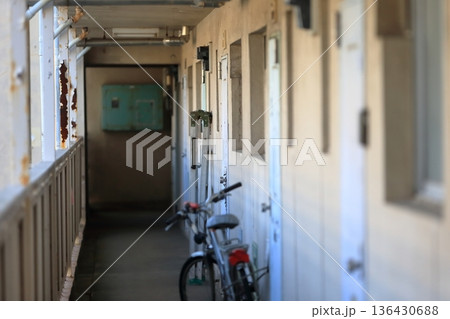 公団住宅の開放廊下　イメージ 136430688