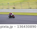 流し撮りで捉えたサーキットを走るバイクレーサー・スピード感のあるモータースポーツシーン 136430890