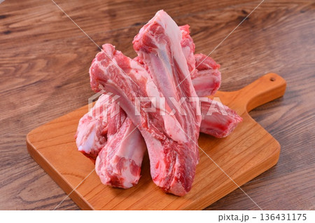 注意）未加熱の生肉・精肉です。豚肉スペアリブ、骨付き豚バラ肉、BBQ用お肉。 136431175
