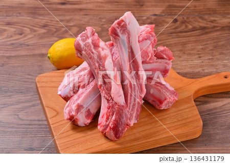 注意）未加熱の生肉・精肉です。豚肉スペアリブ、骨付き豚バラ肉、BBQ用お肉。 136431179