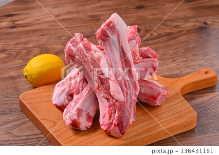 注意）未加熱の生肉・精肉です。豚肉スペアリブ、骨付き豚バラ肉、BBQ用お肉。 136431181