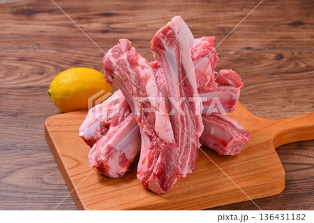 注意)未加熱の生肉・精肉です。豚肉スペアリブ、骨付き豚バラ肉、BBQ用お肉。 注意)未加熱の生肉・精肉です。豚肉スペアリブ、骨付き豚バラ肉、BBQ用お肉。 136431182