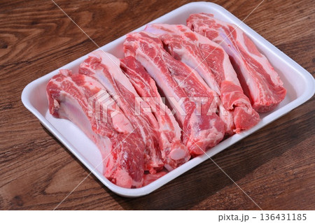 注意)未加熱の生肉・精肉です。豚肉スペアリブ、骨付き豚バラ肉、BBQ用お肉。 注意)未加熱の生肉・精肉です。豚肉スペアリブ、骨付き豚バラ肉、BBQ用お肉。 136431185