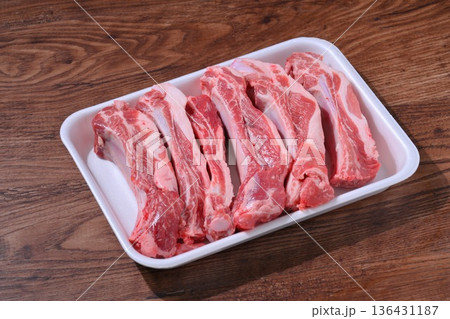 注意)未加熱の生肉・精肉です。豚肉スペアリブ、骨付き豚バラ肉、BBQ用お肉。 注意)未加熱の生肉・精肉です。豚肉スペアリブ、骨付き豚バラ肉、BBQ用お肉。 136431187