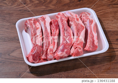 注意）未加熱の生肉・精肉です。豚肉スペアリブ、骨付き豚バラ肉、BBQ用お肉。 136431188