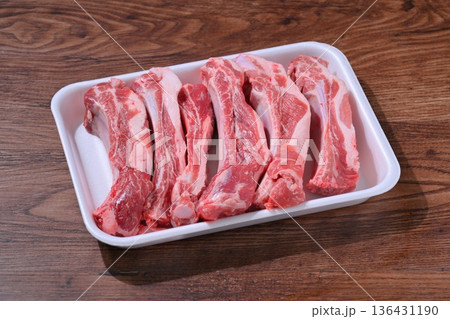注意）未加熱の生肉・精肉です。豚肉スペアリブ、骨付き豚バラ肉、BBQ用お肉。 136431190