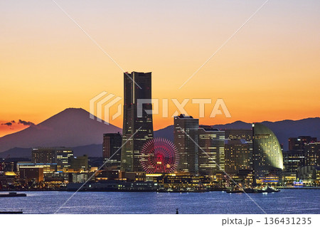 横浜みなとみらい地区と富士山の夕景 136431235